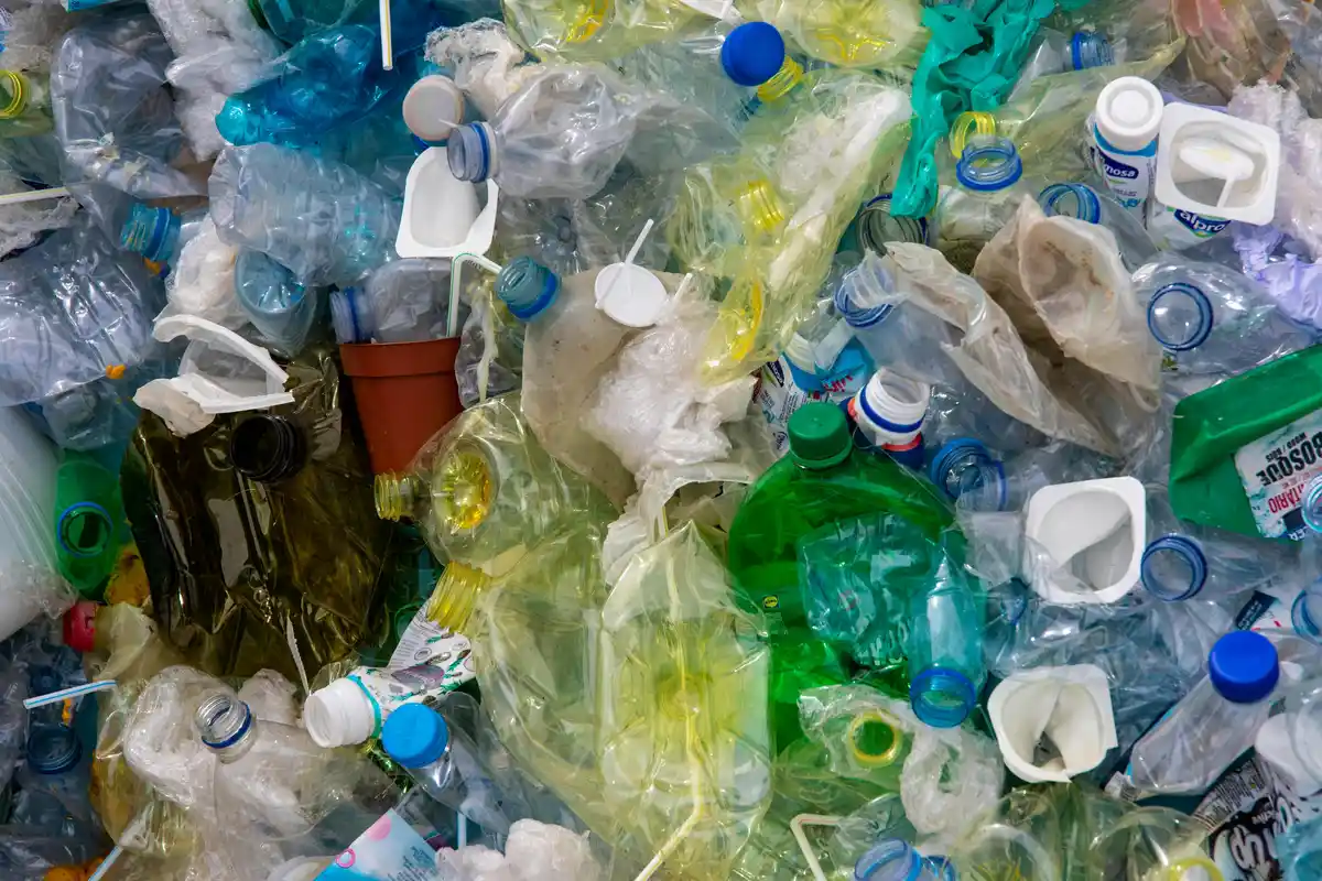 Butelki plastikowe wyrzucamy do żółtego pojemnika