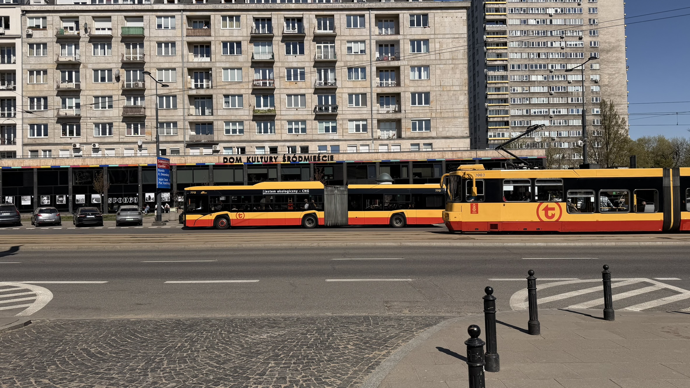 Autobus i tramwaj na ulicach Warszawy Śródmieścia